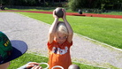 Vauhdin Tatu Sundström heitti Hippo-kisoissa palloa ja siirtyi sitten tutkimaan vähän isompia ja painavampia ”palloja” heittovälinekärryssä.