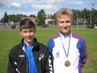 Vauhdin Eero Välimäki ja Jyväskylän Kenttä-Urheilijoiden Iiro Surkka kisasivat 17-vuotiaiden pikamatkalla. Vihkiäiskisoissa palkittavat saivat kaulaansa komean kokoiset mitalit.