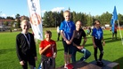 Vauhdin tytöt Julia Suolaniemi (keskellä), Milja Välläri (vas.) ja Natalia Osowska saivat 10-vuotiaiden tyttöjen pituushyppykisan mitalit Vauhdin Heidi Hiden-Knuutilalta ja Osuuspankin Jere Hakalalta.