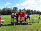 Vauhdin 11-vuotiaiden tyttöjen 4x600 metrin hopeajoukkue palkintopallilla, vasemmalta Milja, Julia, Venla ja Henna.