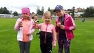 7-vuotiaiden tyttöjen 40 metrin kärkikolmikko palkintopallilla. Keskellä kisan voittaja Iris Mäkinen Hämeenlinnan Tarmosta, vasemmalla toiseksi sijoittunut Valtin Minea Kaukojärvi ja oikealla kisan kolmonen Vauhdin Hilma Heino.