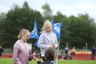 Anni Viljanen (oik.) voitti 13-vuotiaiden tyttöjen keihäänheittokisan, ja Ella Råstedt Esbo IF:stä oli kisan kakkonen.