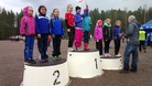 Vauhdin 9-vuotiaat hopeamitalistit Aava Häyrynen, Aino Anttonen ja Katinka Salmipuro palkintopallilla.