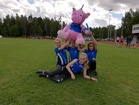 11-vuotiaiden tyttöjen pronssijoukkue, joukkueen viides jäsen maskotti toi joukkueelle lisätsemppiä kisaan.