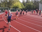 11-vuotiaiden tyttöjen 4x50 metrillä Iina saa viestikapulan Wenicalta (keskellä, rata 6). Joukkueessa juoksivat myös Seela ja Venla, ja joukkueen sijoitus oli hienosti neljäs.