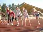 Toijalan Vauhdin Katriina Aalto (43) ja Marianne Korpela (2) otteluiden 800 metrin lähtöviivalla