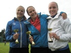 Aino Honkamäki, Noora Toivo ja Katriina Aalto palkintopallilla 100 metrin juoksun jälkeen.