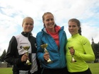 Naisten 200 metrin palkintokolmikko Nea Laine, Noora Toivo ja Amanda Lapinleimu.
