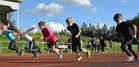 Toivo Mikkola (oik), Veli Lepo, Eelis Toiviainen, Juska Innala ja Rasmus Vankka starttaavat 40 metrin juoksumatkalle.