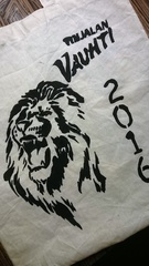 Urheilijat tekivät leirillä myös oman leijona-aiheisen leirikassin.