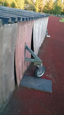 Seiväshyppypaikan vanha suojakotelo.