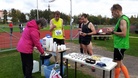 Miesten puolimaratonin voittajakolmikko ravitsee itseään maalin huoltopisteellä, vasemmalta Asko Nuikka, Markus Välimäki, takana Olli Laine ja Jani Hiltunen. Huoltopisteellä energiapaloja oli jakamassa Sirpa Hämäläinen Toijalan Vauhdista.